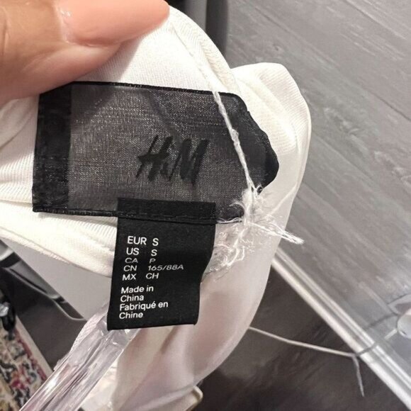 H&M Women's Double‎ V-neck Long Sleeve White Long Gown with Gold Accent Belt - Picture 9 of 9